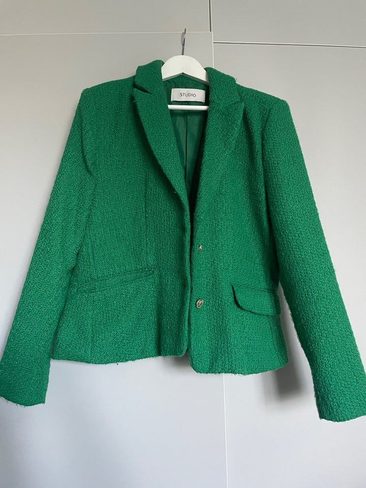 Blazer, str. 40, Studio