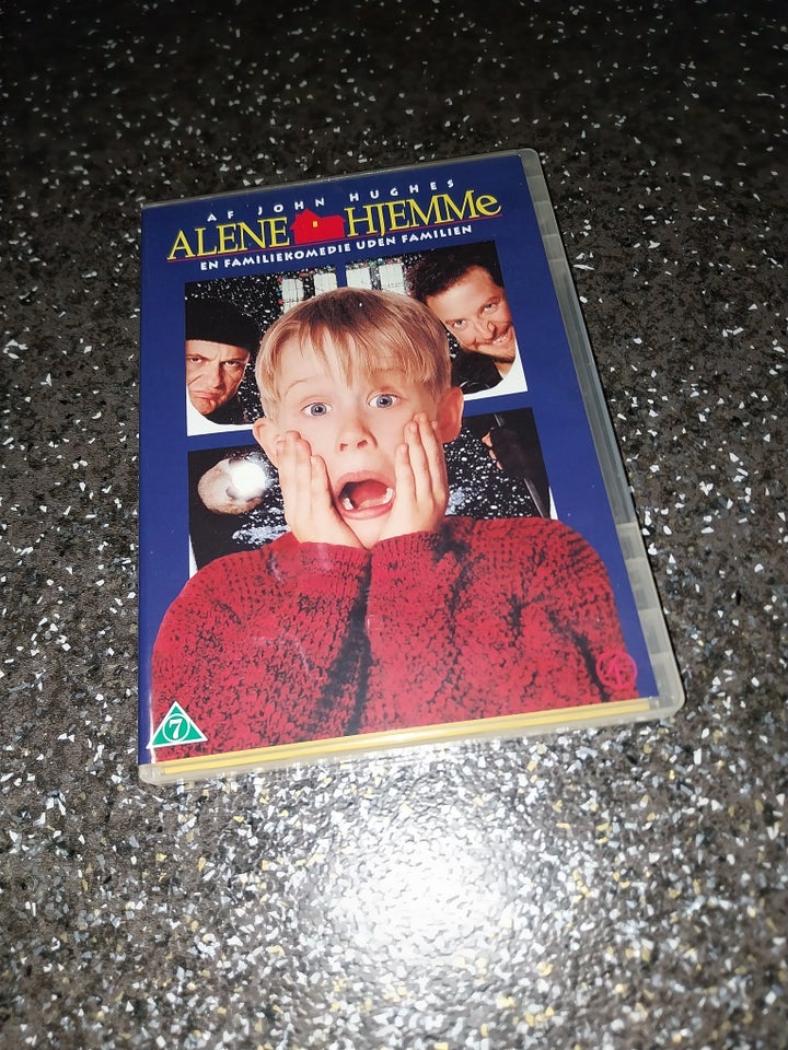 ALENE HJEMME, DVD, komedie