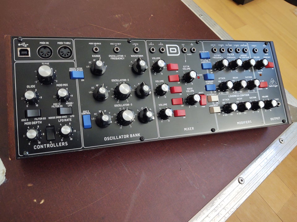 Synthesizer, Behringer Model D