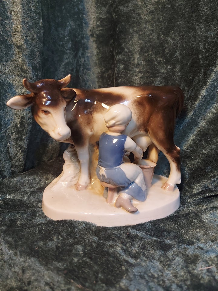 Tysk porcelæn Pige malker ko