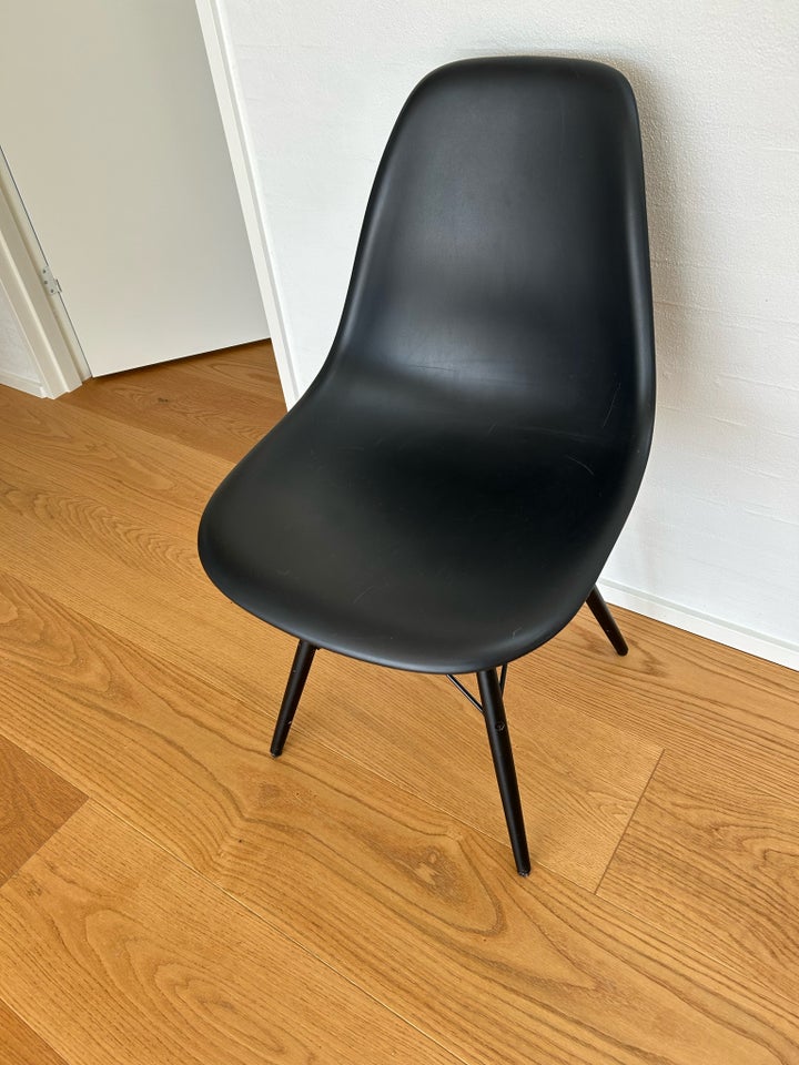 Eames DSW Spisestuestol