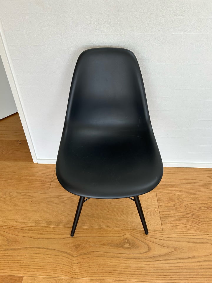 Eames DSW Spisestuestol