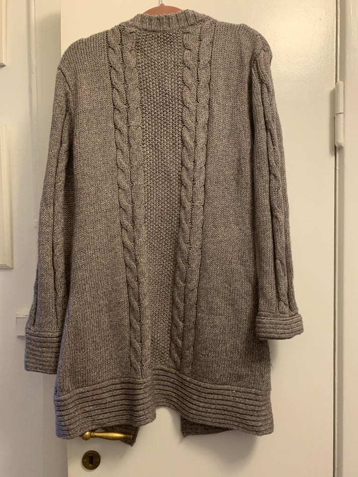 Cardigan, Rosemunde, str. 36