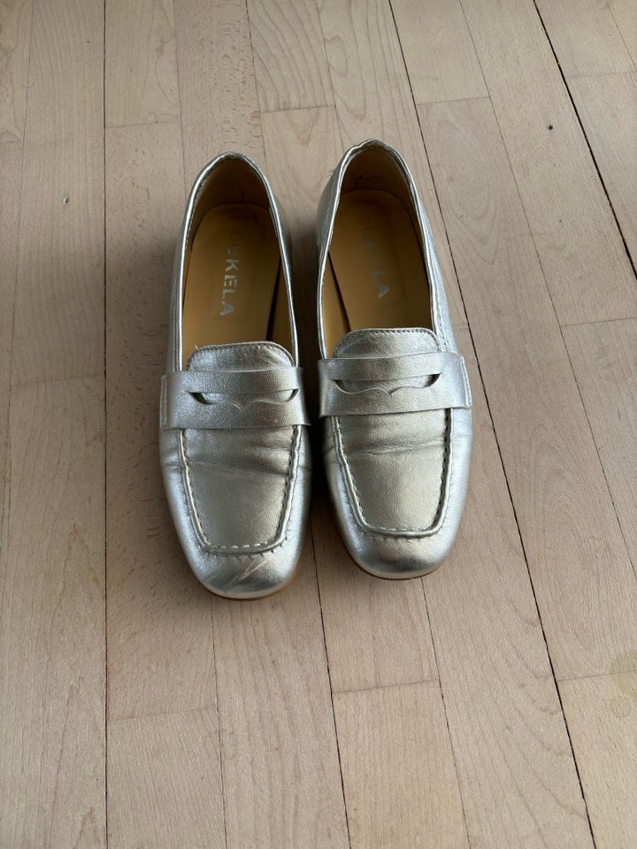 Loafers, str. 37, Bukela