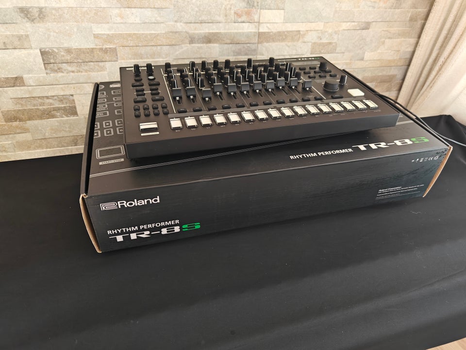 Trommemaskine, Roland TR-8