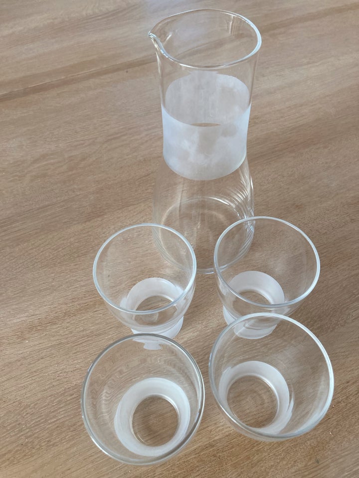 Glas 4 cocktailglas og kande