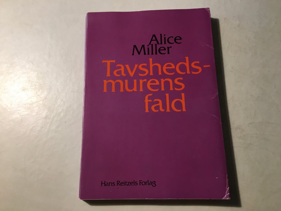 Tavshedsmurens fald, Alice