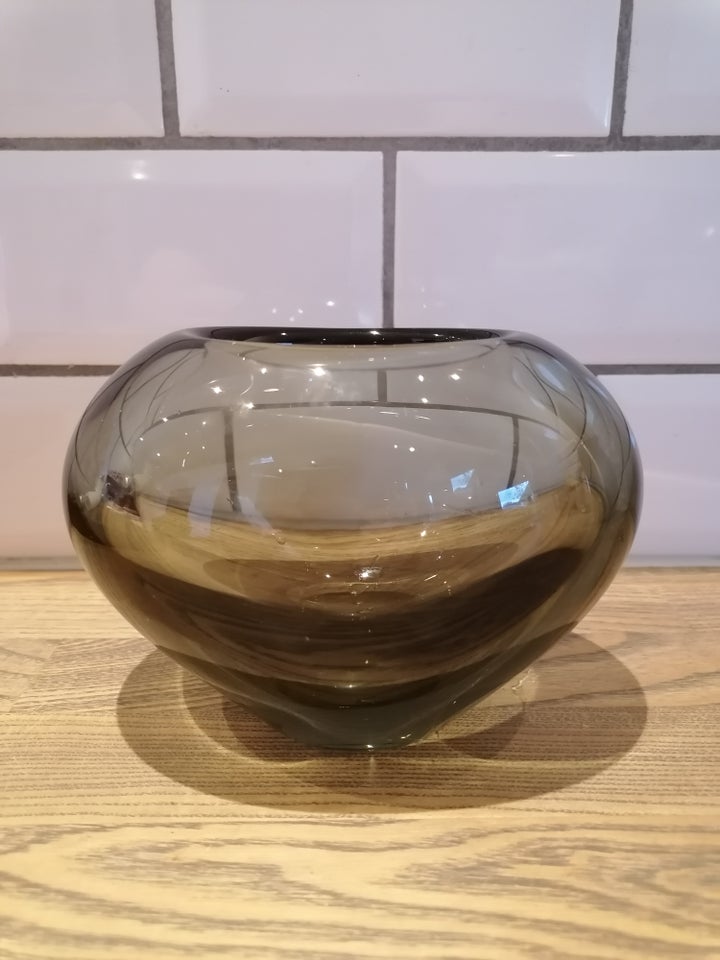 Vase, Røgfarvet glasvase,