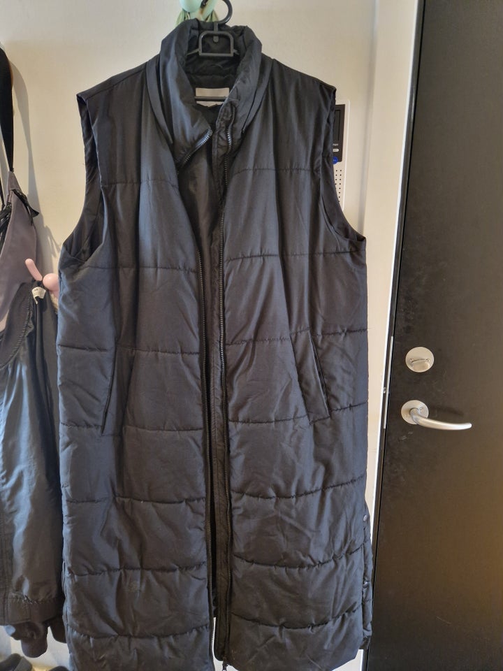 Vest, str. 48, Teeshoppen