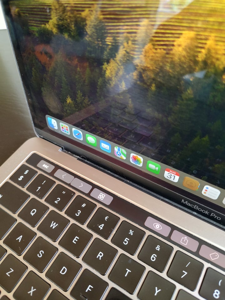 MacBook Pro 2019 touchbar 14 GHz