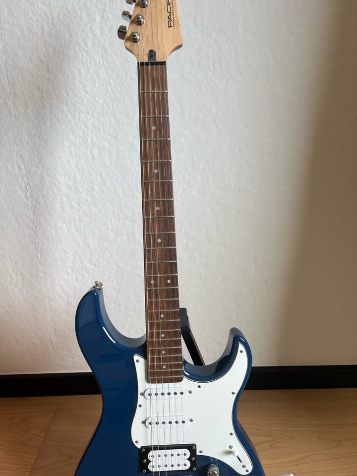 Elguitar Yamaha Pacifica 112V UBL