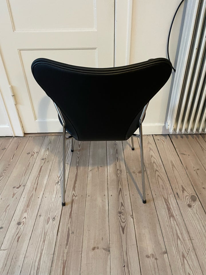 Arne Jacobsen, 3207, Stol