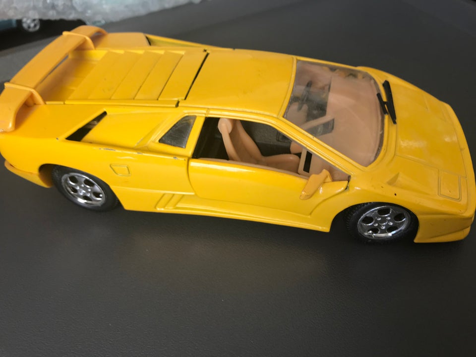 Modelbil Lamborghini skala 1:24