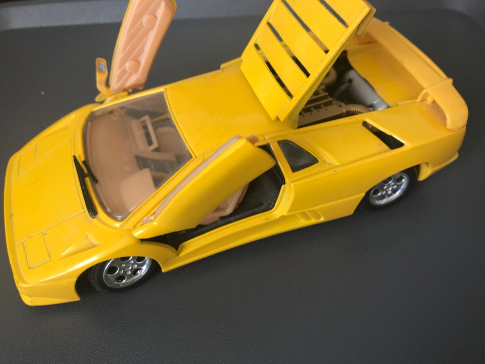 Modelbil Lamborghini skala 1:24