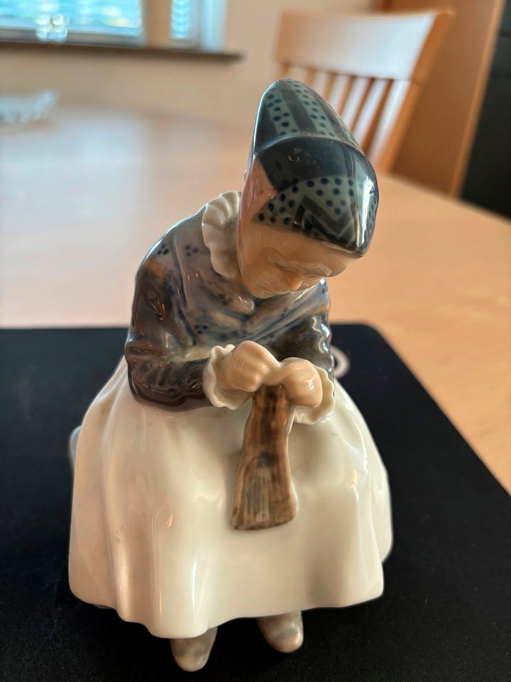 Kgl porcelænsfigur Amagerpige