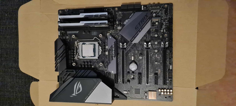 Z390 Rogstrix med i7 9700k m 16gb