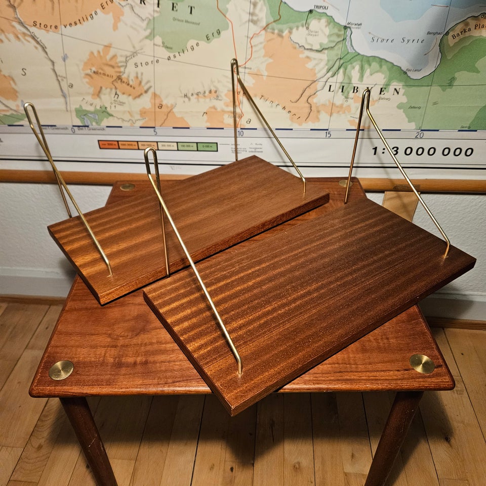 Teak hylder m messing bøjler