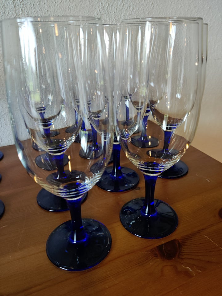 Glas 11 vinglas og 11 ølglas /