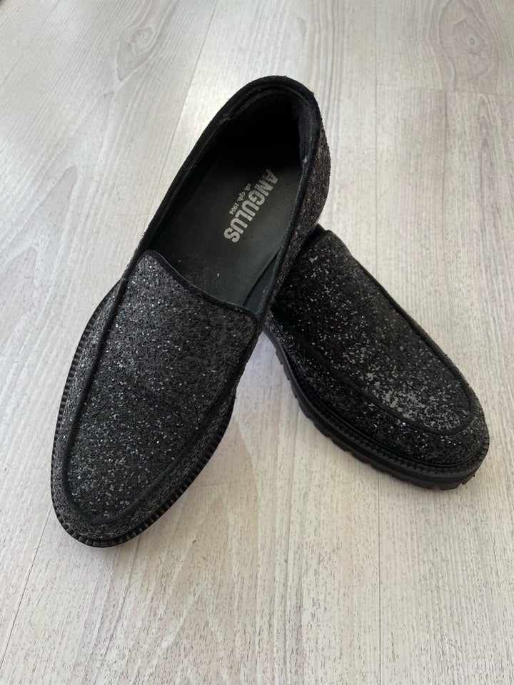 Loafers, str. 37, Angulus