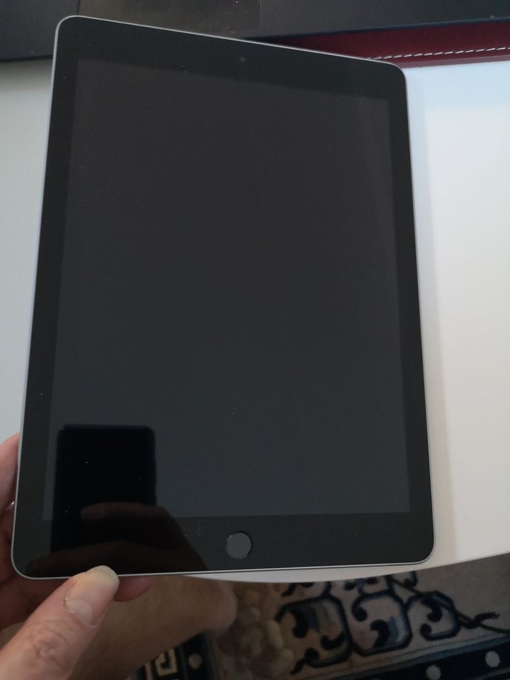 iPad 6, 64 GB, sort