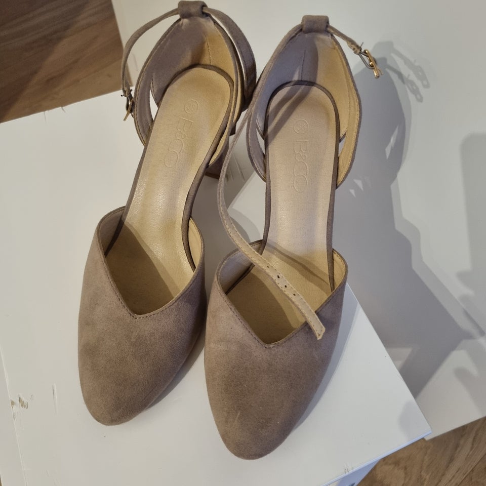 Pumps, str. 38, Beige