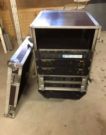 Rack med 5 forstærkere, Yamaha og