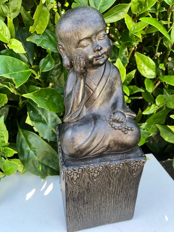 Skøn lille Buddha dreng på sokkel