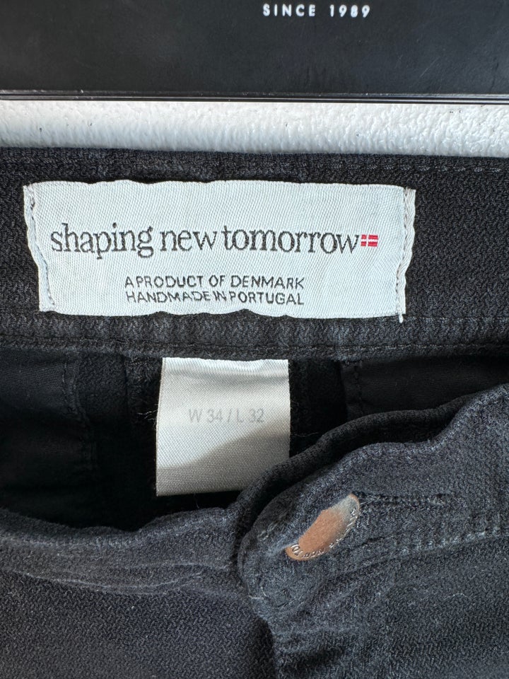 Chinos, Shaping New Tomorrow , str.