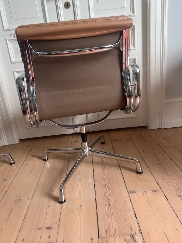 Eames Soft pad chair EA 208 