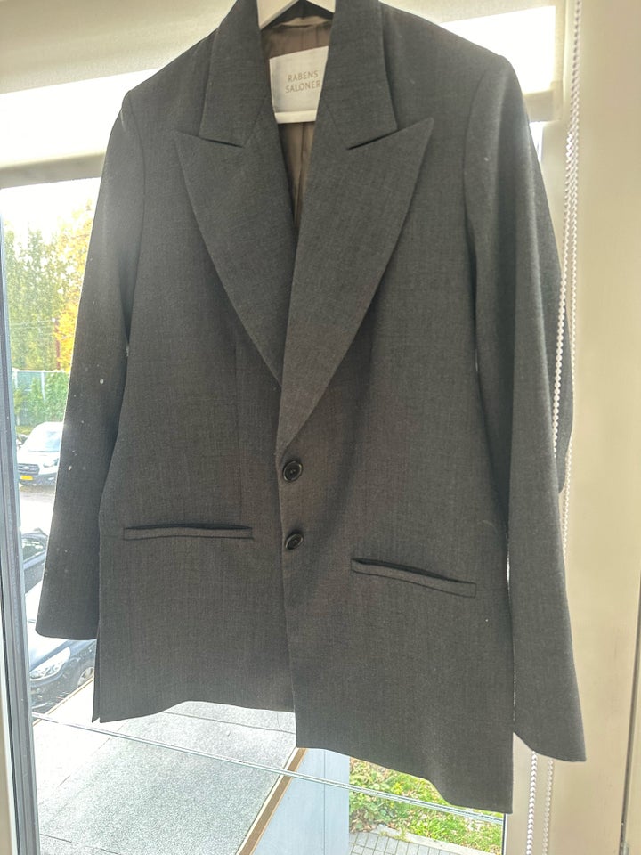 Blazer, str. 36, Rabens saloner