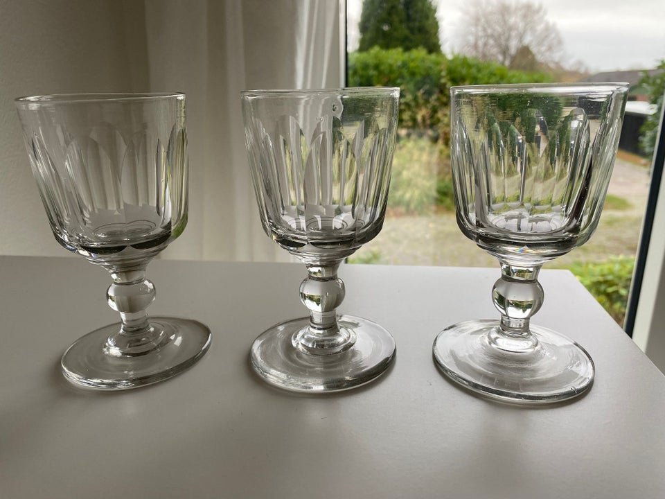 Wellington vinglas, Glas, 100 år