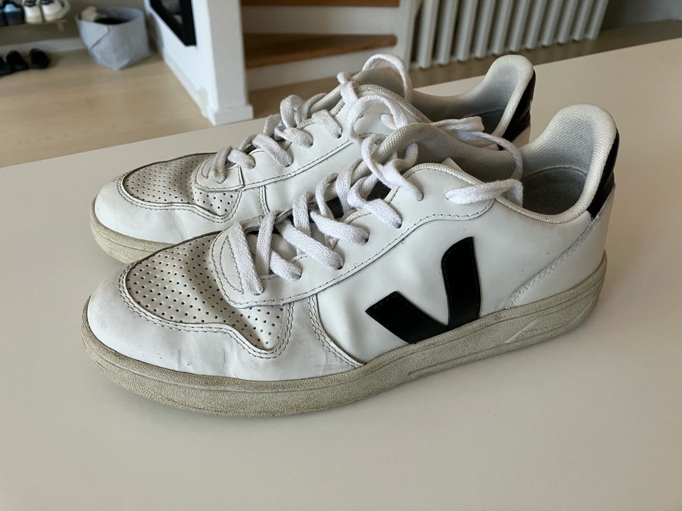 Sneakers, Veja V-10, str. 41