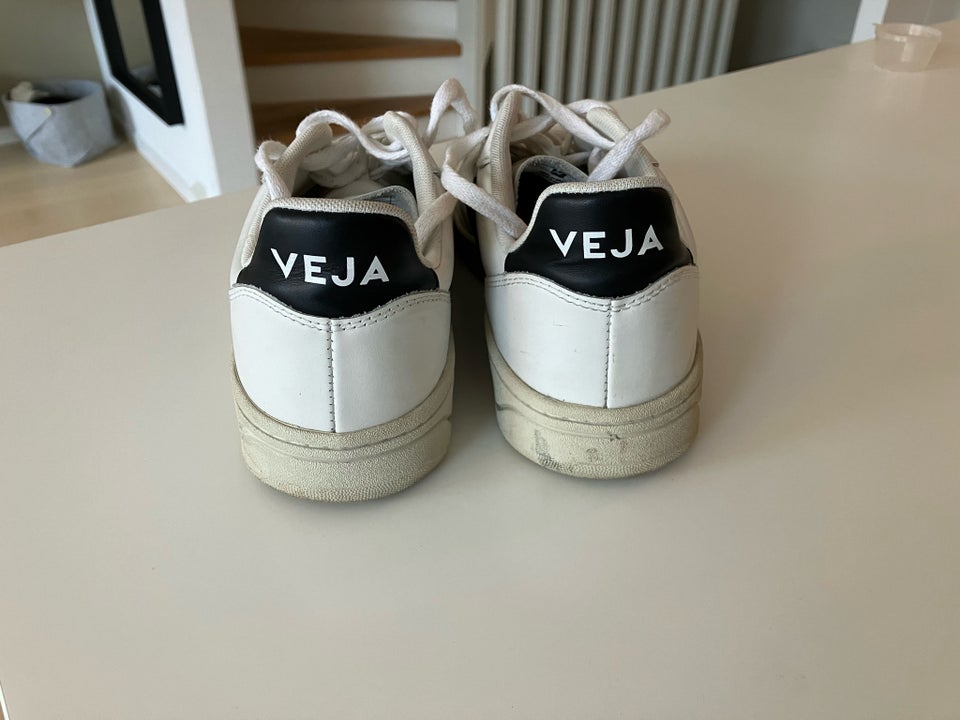 Sneakers, Veja V-10, str. 41