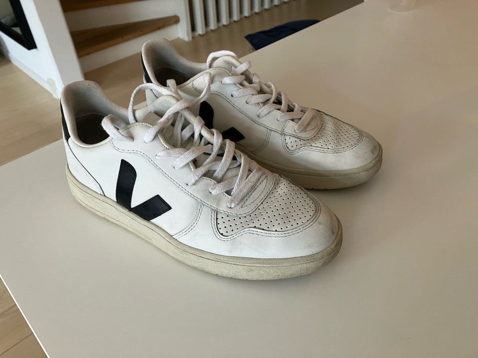 Sneakers, Veja V-10, str. 41