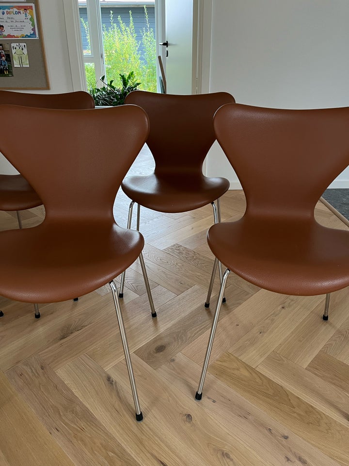 Arne Jacobsen, 7 stole 3107, Stol