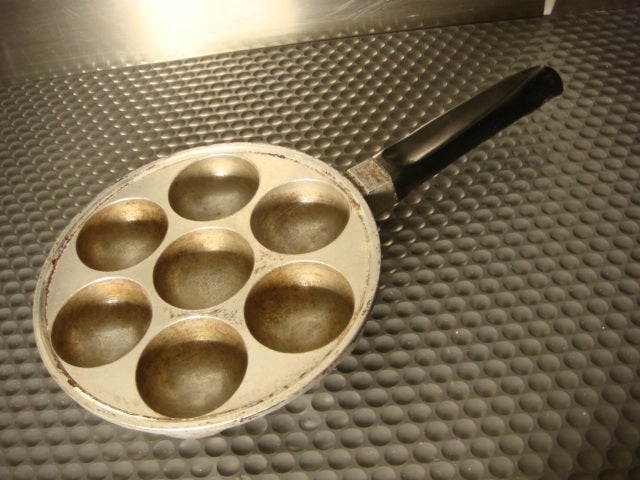 Æbleskivepande fra massiv af