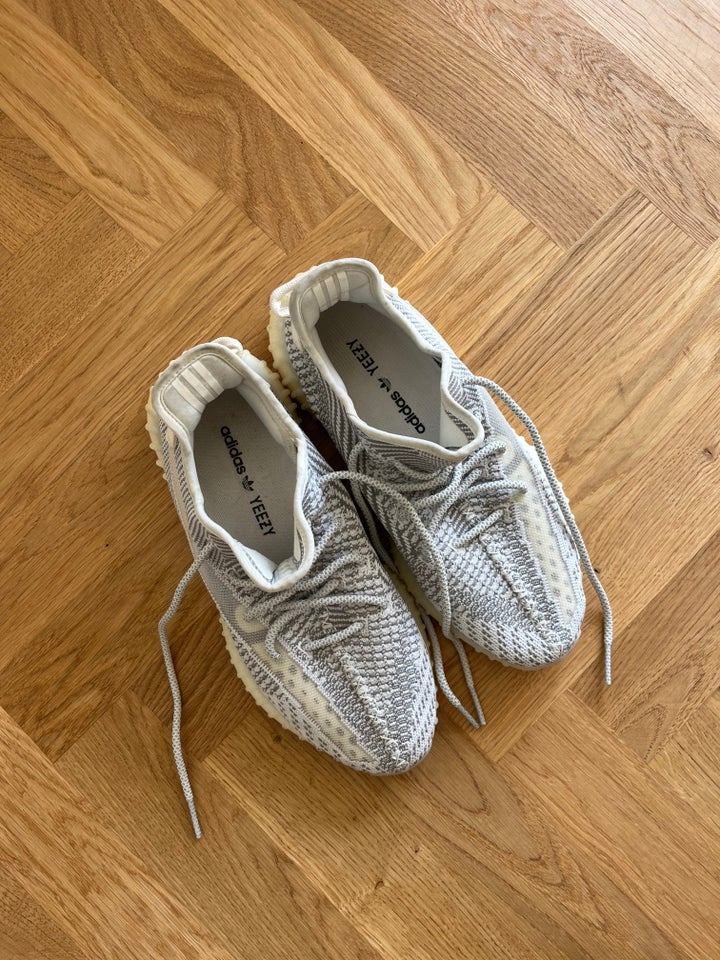 Sneakers, Yeezy Boost 350 V2, str.