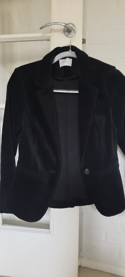 Blazer, str. 34, Neo Noir