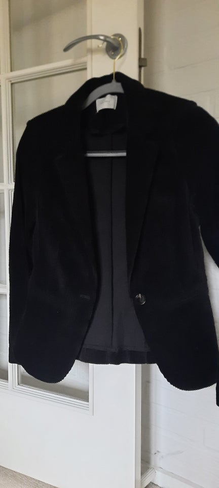 Blazer, str. 34, Neo Noir