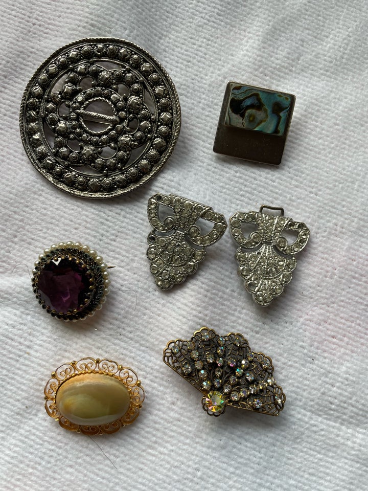 Broche, andet materiale