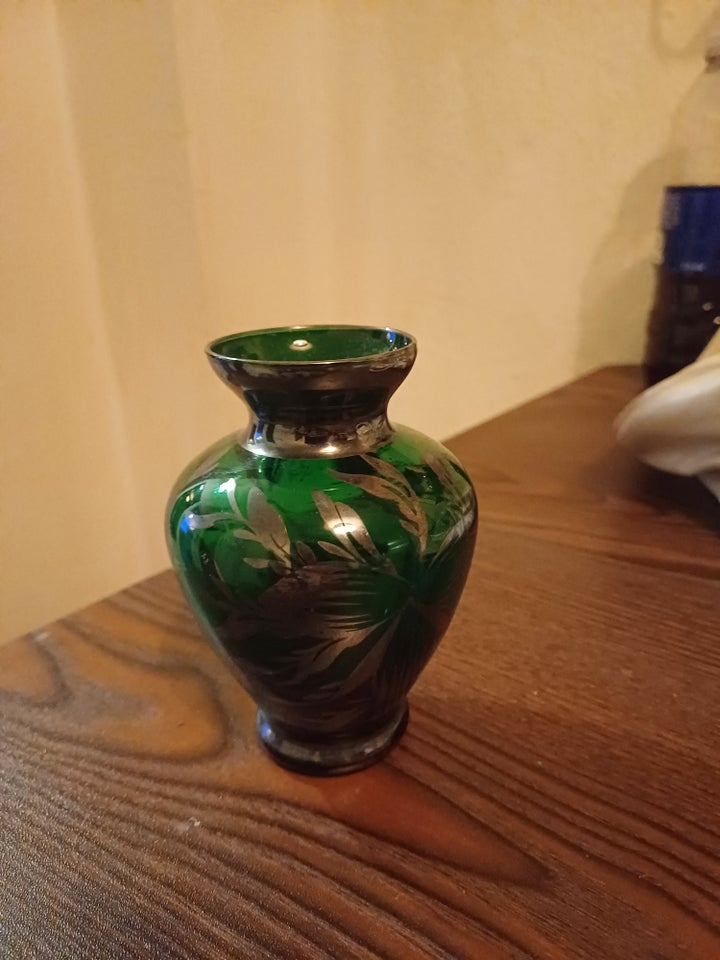 Antik grøn glas vase m sølv motiv,