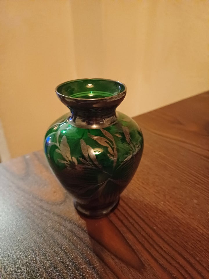 Antik grøn glas vase m sølv motiv,