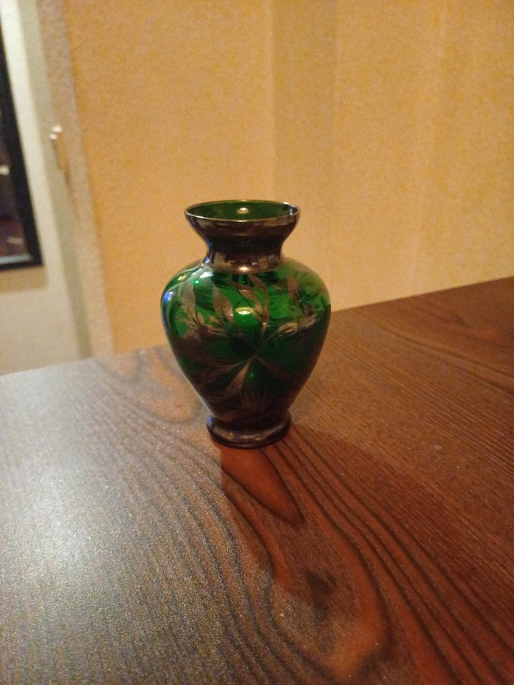 Antik grøn glas vase m sølv motiv,