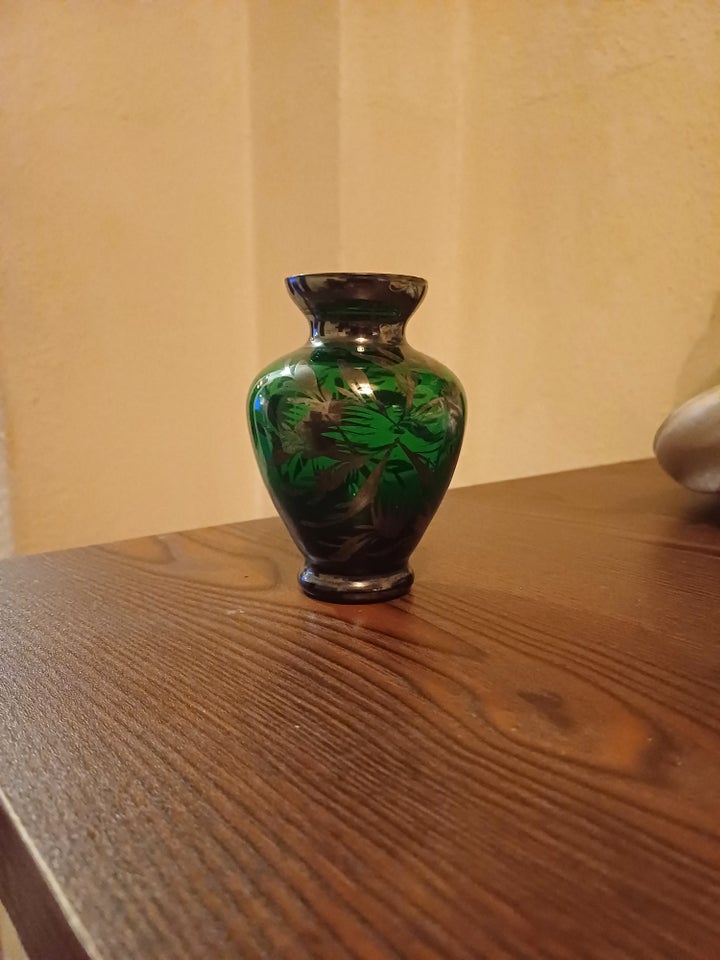 Antik grøn glas vase m sølv motiv,