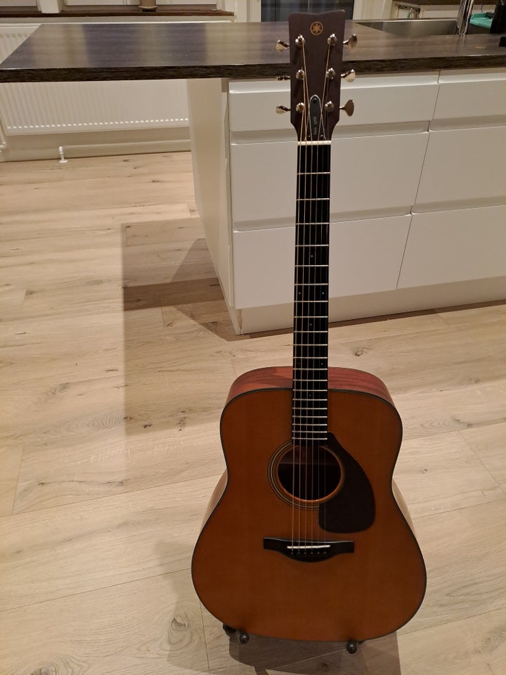 Halvakustisk, Yamaha FGX5