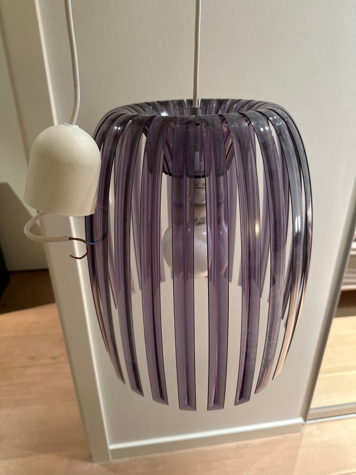 Loftslampe med plastic lameller