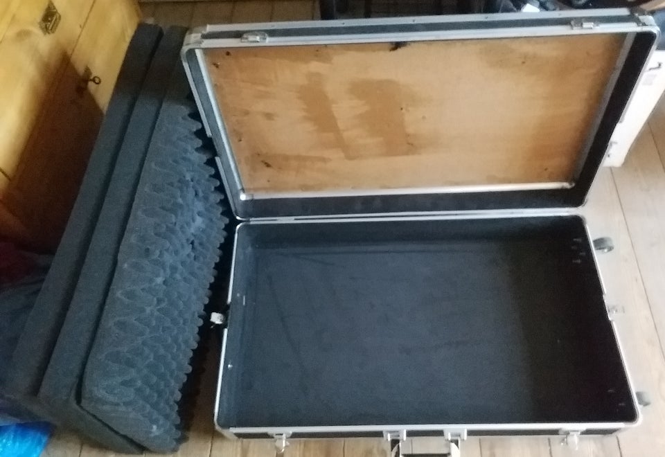 Flightcase, Gorilla Gorilla DJ