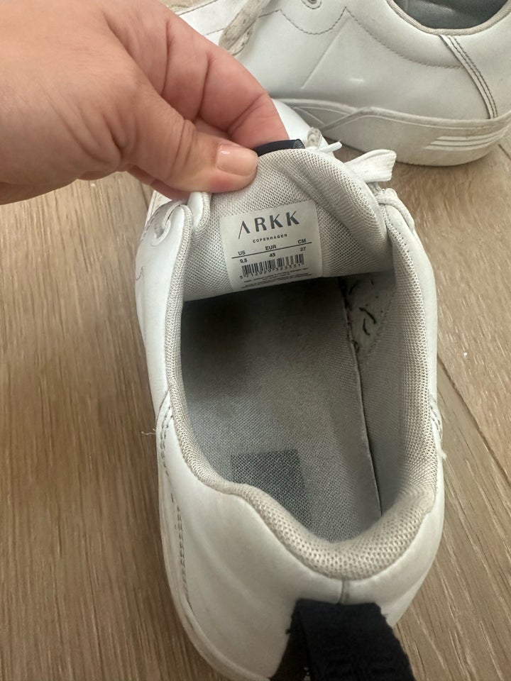 Sneakers, Arkk, str. 43