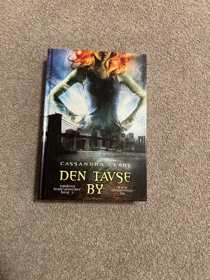 Den tavse by, Cassandra Clare