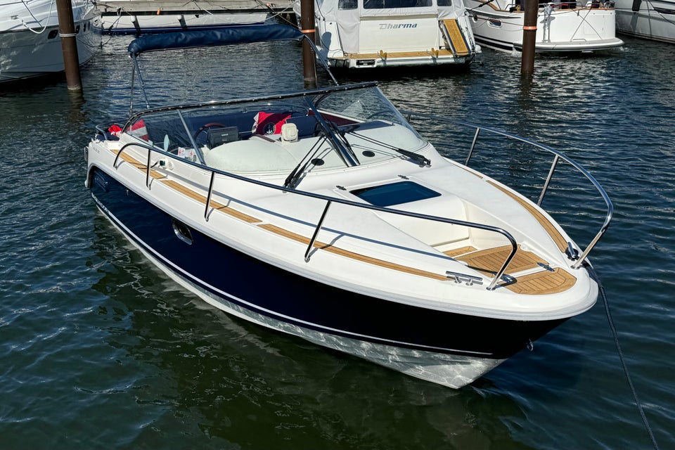 Aquador 23 DC | VP Diesel 1